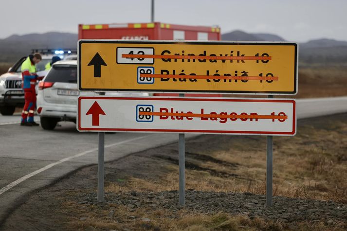 Það hvernig límt hefur verið yfir vegaskilti til Grindavíkur hefur lagst illa í margan Grindvíkinginn sem túlkar þetta sem svo að búið sé að afmá Grindavík af kortinu.