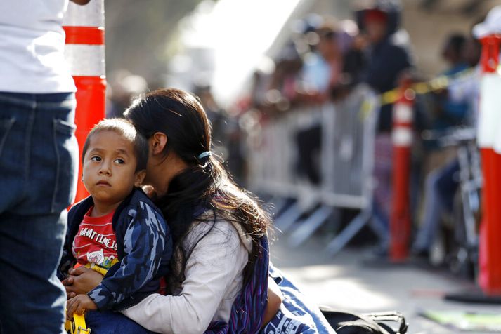 Mæðgin bíða eftir að sæka um hæli í Bandaríkjunum í Tijuana. Þrátt fyrir lögbann hefur ríkisstjórn Trump forseta haldið áfram að skilja börn að frá foreldrum sínum.