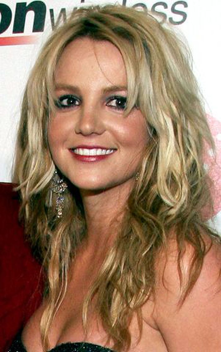 Britney Spears hefur ákveðið að segja Paris Hilton upp sem bestu vinkonu.