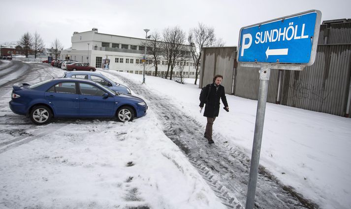 Bílastæðin eru ætluð viðskiptavinum sundlaugarinnar.