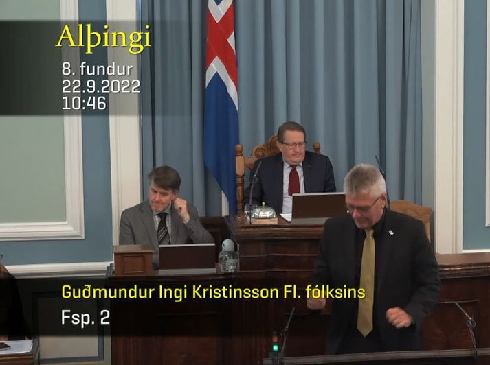 Guðmundur Ingi Kristinsson, þingmaður Flokks fólksins, var fljótur að hugsa þegar hækjur hans duttu í gólfið úr ræðustól á Alþingi í dag.