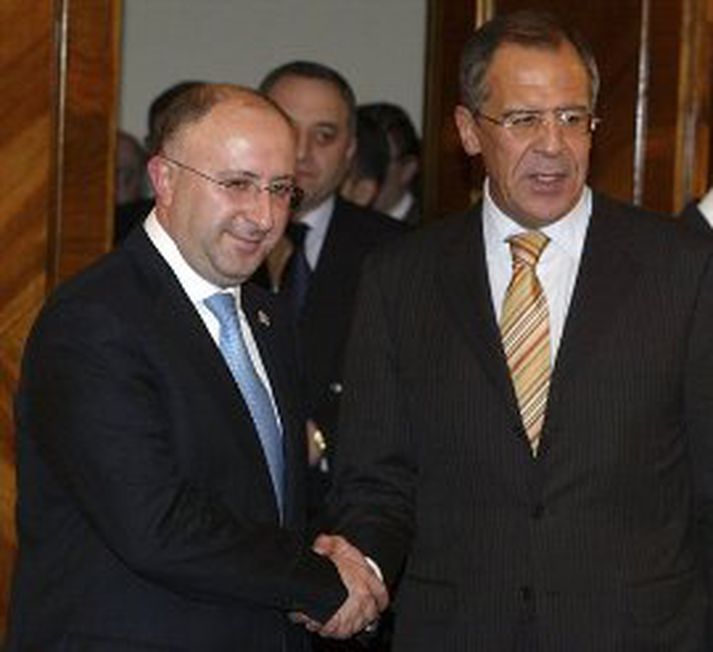 Georgíski utanríkisráðherrann, Gela Bezhualishvili, tekur hér í höndina á rússneska starfsbróður sínum, Sergey Ivanov.