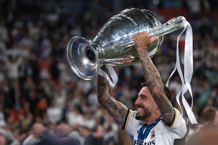 Joselu með Meistaradeildarbikarinn eftir sigur Real Madrid á Borussia Dortmund í úrslitaleik Meistaradeildar Evrópu