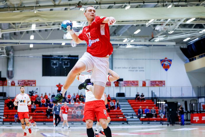 Einar Þorsteinn Ólafsson kom með beinum hætti að sex mörkum Vals gegn Haukum í gær.