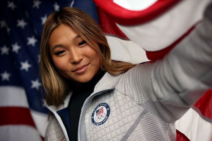 Chloe Kim í bandaríska gallanum tilbúin fyrir keppnina á Vetrarólympíuleikunum í Peking. Hún átti mjög erfitt með að ráða við athyglina og eftirspurnina eftir að hafa unnið gull á síðustu leikum.