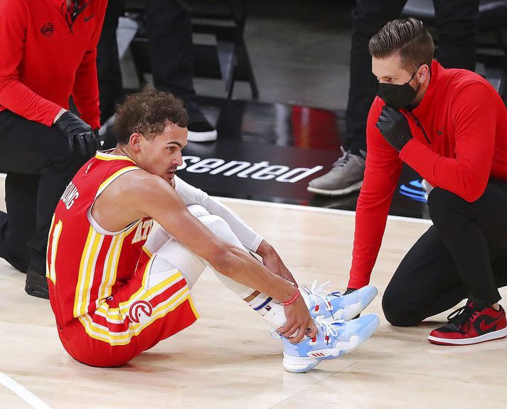 Trae Young meiddist á ökkla í leiknum við Milwaukee.