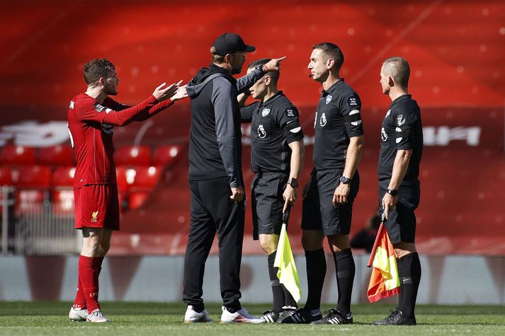 Jurgen Klopp og Andrew Robertson virtu ekki fjarlægðartakmarkanir í leik Liverpool og Burnley í gær.