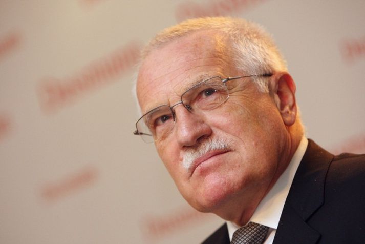 Václac Klaus, forseti Tékklands, segir reginmun á því að þola eitthvað annars vegar, og gefa því opinberan stuðning hinsvegar.