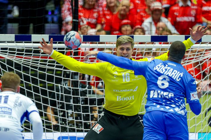 Viktor Gísli Hallgrímsson ver hér eitt af níu vítaköstum sínum á Evrópumótinu.