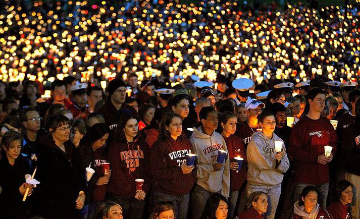 Þúsundir með kerti Minningarathöfn um hina látnu var haldin í Virginia Tech-háskólanum í Blacksburg á þriðjudagskvöld.