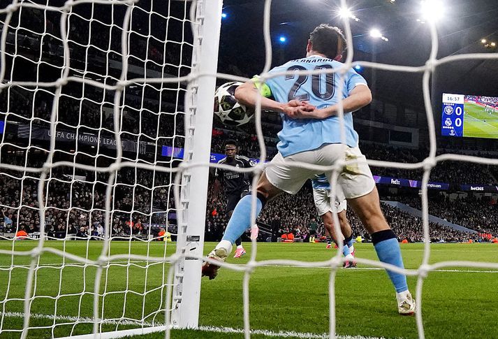 Bernardo Silva var rekinn af velli fyrir að setja olnbogann út í boltann, þegar Vinicius Junior skaut að marki.