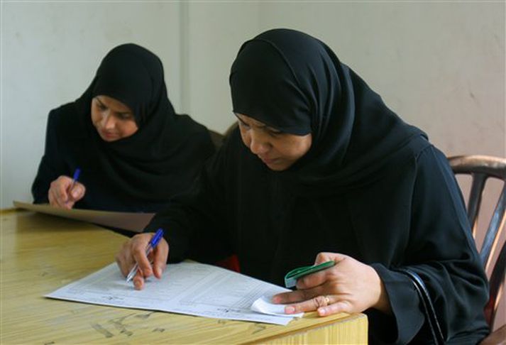 Konur kjósa í prófkjöri Fatah áður en því var frestað vegna óróa.