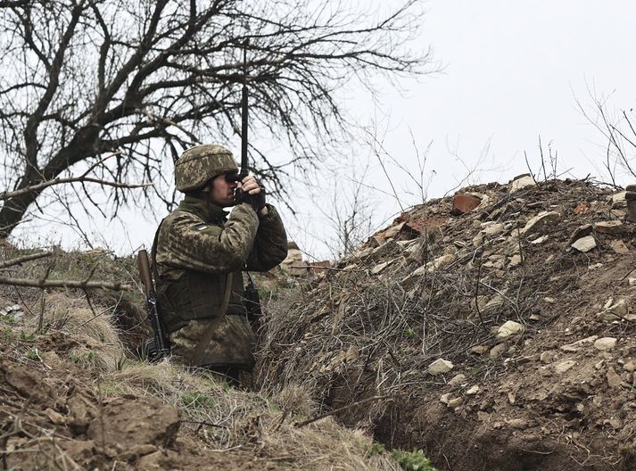 Úkraínskur hermaður vaktar víglínuna milli hersins og aðskilnaðarsinna í Donbass-héraði.