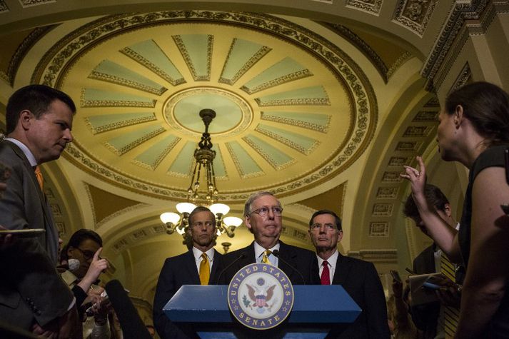 Mitch McConnell, leiðtogi repúblikana í öldungadeildinni, (í pontu) hefur verið gagnrýndur fyrir að reyna að lauma heilbrigðistryggingafrumvarpinu í gegnum þingið.