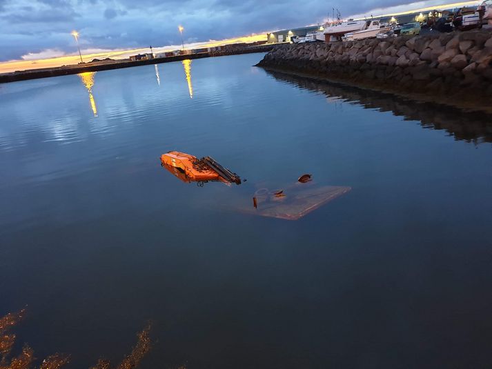 Kranabíllinn í höfninni í gærkvöldi.