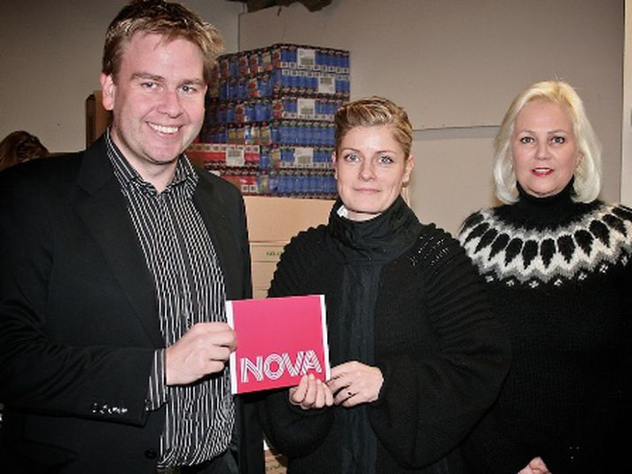 Matthías Imsland, formaður Fjölskylduhjálparinnar, tekur við gjöfinni úr hendi Guðrúnar Einarsdóttur, markaðsstjóra Nova. Til hægri stendur Ásgerður Jóna Flosadóttir, framkvæmdastjóri Fjölskylduhjálparinnar.