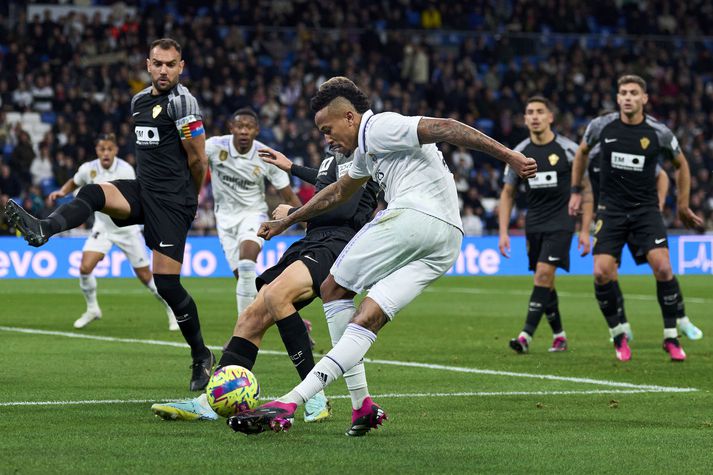 Eder Militao reynir sendingu inn í teiginn í leiknum í kvöld.