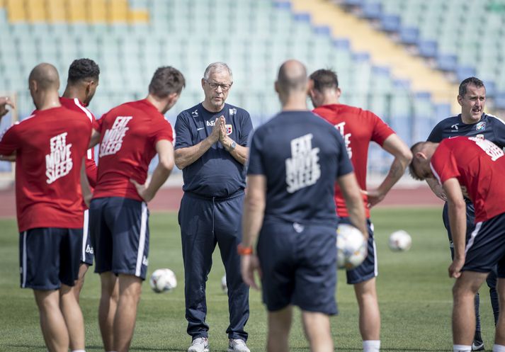 Lars Lagerbäck og allir lykilmenn norska landsliðsins þurfa að horfa á leikinn gegn Austurríki á miðvikudaginn í sjónvarpinu.