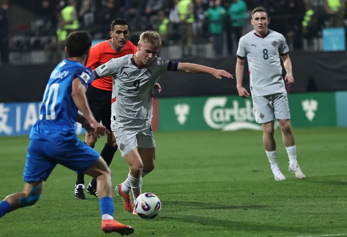 Ísak Bergmann Jóhannesson fylgist með sveitunga sínum, Hákoni Arnari Haraldssyni, láta vaða á mark Aserbaísjan.