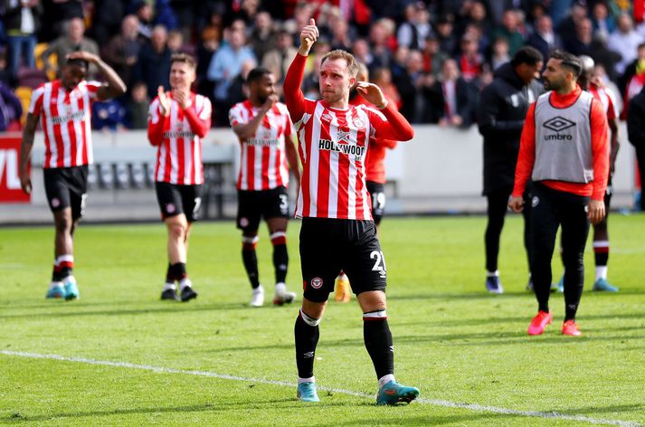 Christian Eriksen þakkar stuðningsmönnum Brentford fyrir eftir sigurleik á Eest Ham í vetur.