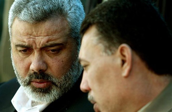 Ismail Haniyeh, leiðtogi Hamas og verðandi forsætisráðherra í heimastjórn Palestínumanna (t.v.), ræðir við Ahmed Helles, leiðtoga Fatah.