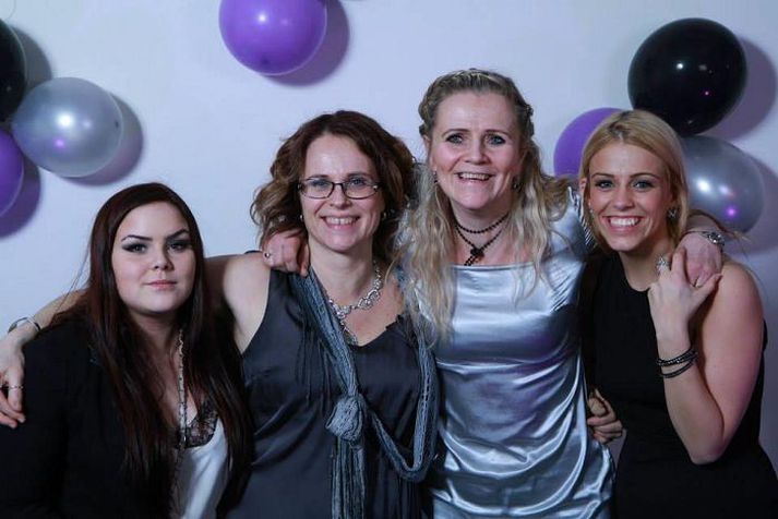 Hér er Ásta Laufey Aðalsteinsdóttir önnur frá hægri, og Guðný María Jónsdóttir önnur frá vinstru, með hressa nemendur með sér. Þær eru félagsmálafulltrúar Borgarholtsskóla ásamt Sigurði Þóri Þorsteinssyni.
