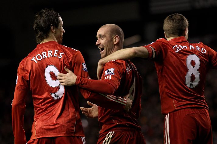Fernando Torres, Raul Meireles  og Steven Gerrard fagna markinu sem reyndist vera sigurmark leiksins á Anfield í kvöld.