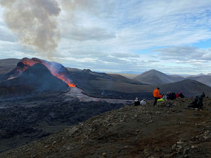 Frá gosstöðvunum í gær. Hér er kvikan byrjuð að láta sjá sig með tilheyrandi reyk. Gosið er orðið svo taktfast að það minnir á Strokk í Haukadal að því leyti. Á sex mínútna fresti eða svo brestur á með miklum látum.