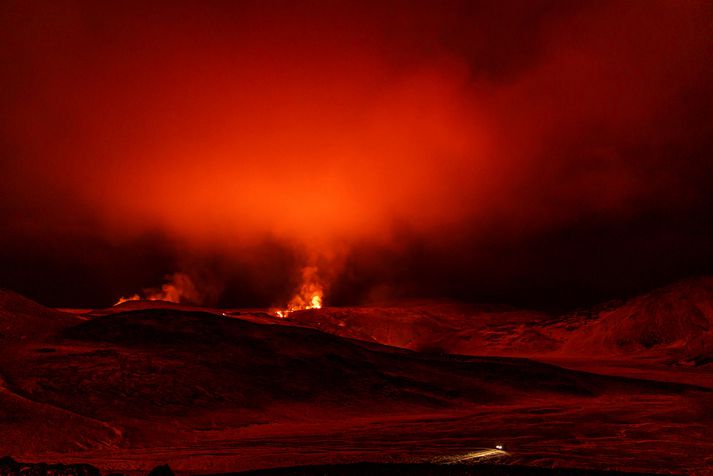 Ný sprunga myndaðist á miðnætti innan við hálfan kílómetra frá upptökunum í Geldingadölum. 