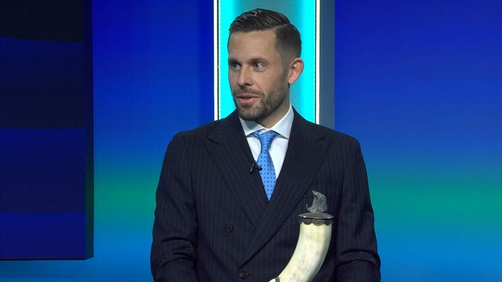 Gylfi Þór Sigurðsson mætti spariklæddur og fór yfir málin eftir annað stórkostlegt tímabil með Víkingi.