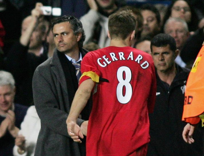 Gerrard og Mourinho takast í hendur eftir leik Chelsea og Liverpool árið 2005.