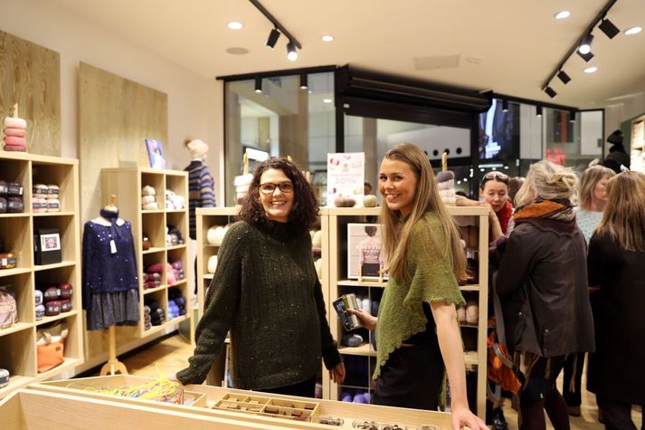 Icewear Garn opnaði nýlega fyrstu sérhæfðu garnverslunina í Kringlunni. Fjölmennt opnunarpartý var haldið í gær fimmudag og þar mættu m.a. Kristín Örnólfsdóttir (t.v.) hönnuður og starfsmaður og Áróra Hallsdóttir sem einnig er starfsmaður.