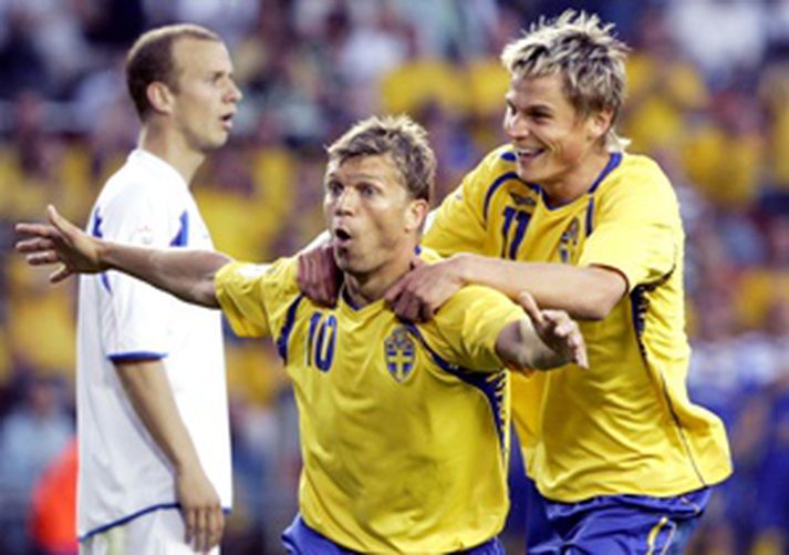 Marcus Allbäck virkar undrandi á svipinn um leið og hann fagnar marki sínu í kvöld - og engin furða