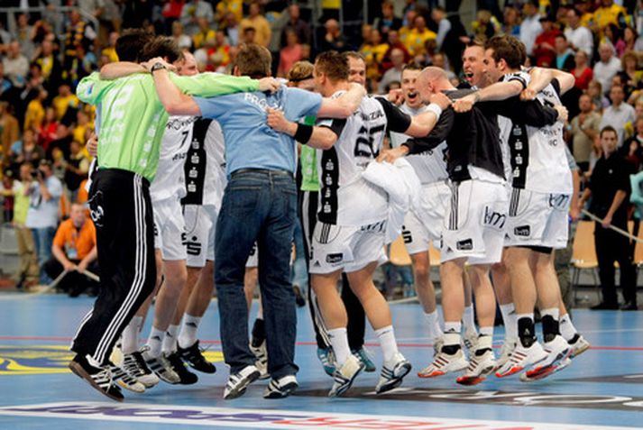 Alfreð Gíslason (í gallabuxum) fagnar með sínum mönnum í leikslok í kvöld.