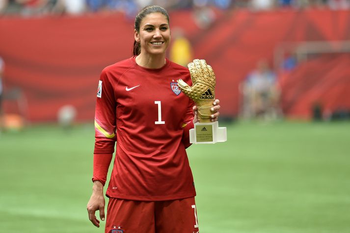 Hope Solo með gullhanskann eftir leikinn í gær.