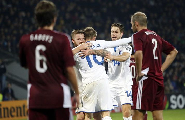 Aron Einar Gunnarsson og Kári Árnason fagna hér Gylfa Þór Sigurðssyni sem kom Íslandi í 1-0.

