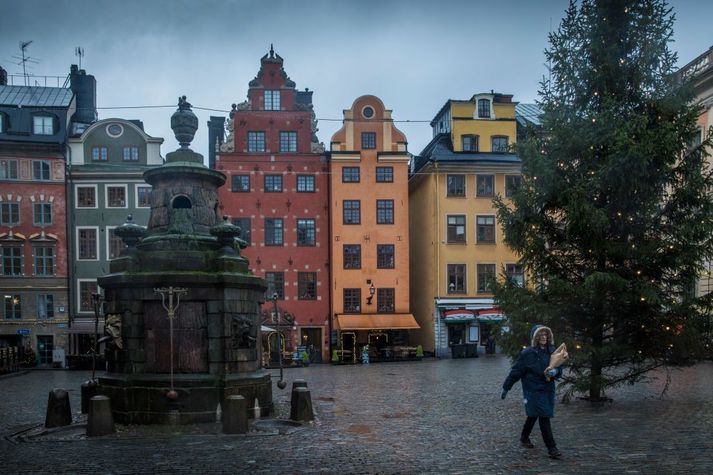 Frá Stortorget í Gamla Stan í Stokkhólmi. Í morgun var greint frá því að 160 til viðbótar hafi látist af völdum sjúkdómsins í Svíþjóð.