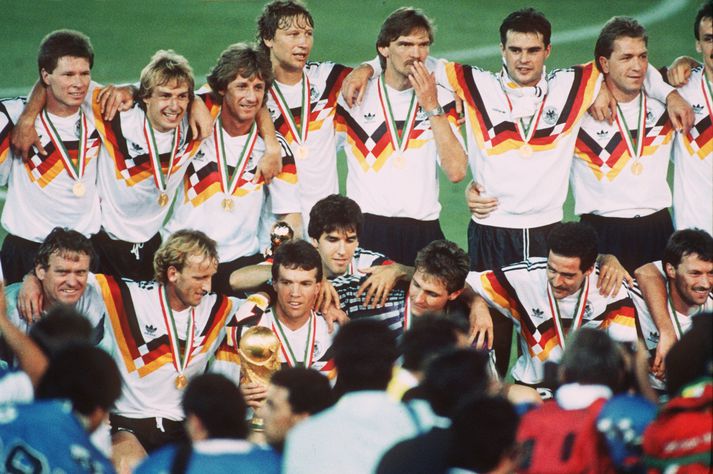 Frank Mill sést hér á milli þeirra Jürgen Klinsmann og Guido Buchwald í efri röð þegar þýska liðið fagnaði sigri á HM á Ítalíu fyrir 35 árum síðan.