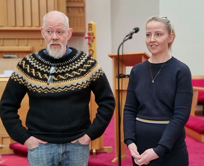 Gunnar og Karen Lind ætla gera allt sem í þeirra valdi stendur til þess að koma krökkunum í fullorðinna manna tölu, jafnvel þó þau þurfi að standa vaktina nánast allan sólarhringinn. 