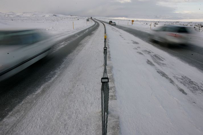 Í tilkynningu frá Vegagerðinni kemur fram að hálka og hálkublettir eru í öllum landshlutum.