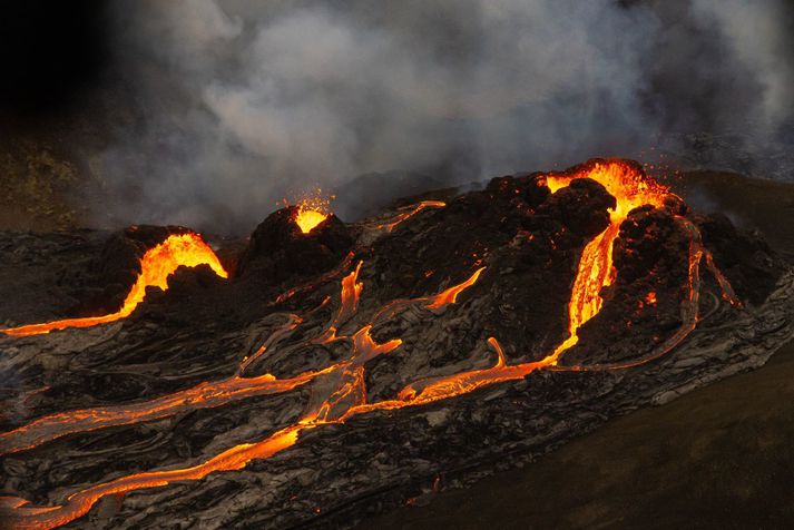 Eldgos í Geldingadal við Fagradallsfjall hófst á föstudagskvöldið.