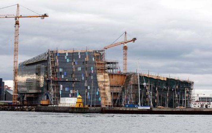 Einn veggurinn á Hörpu stenst ekki álagsprófanir.