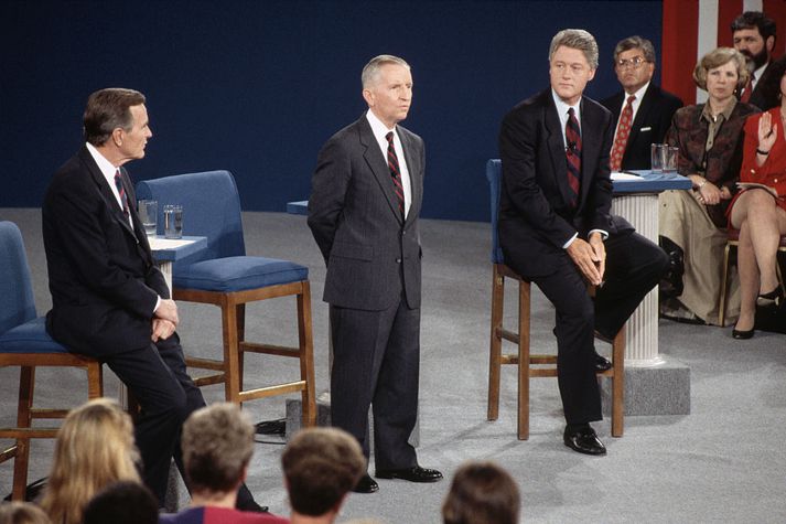 Perot sést hér fyrir miðri mynd ásamt þeim Bush og Clinton í kosningabaráttunni árið 1992.