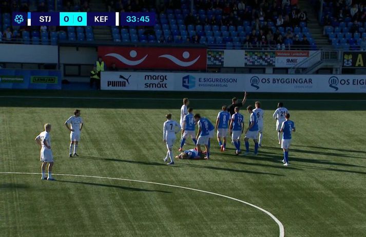 Jóhann Ingi Jónsson rekur Alpha Conteh af velli í leik Stjörnunnar og Keflavíkur.