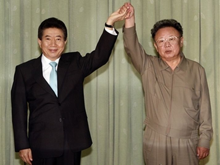 Roh Moo-hyun forseti Suður Kóreu og Kim Yong-il leiðtogi Norður Kóreu eftir samkomulagið um frið og efnahagslegar umbætur í Pyongyang í morgun.