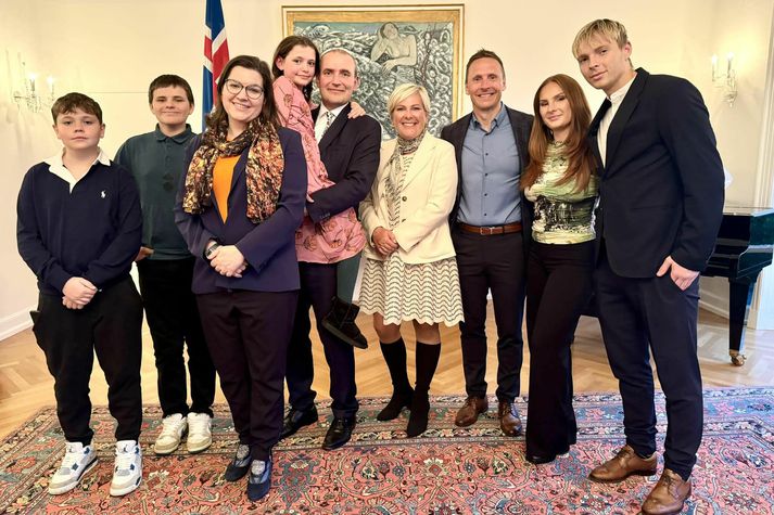 Fráfarandi og verðandi forsetafjölskyldur hittust á Bessastöðum. 