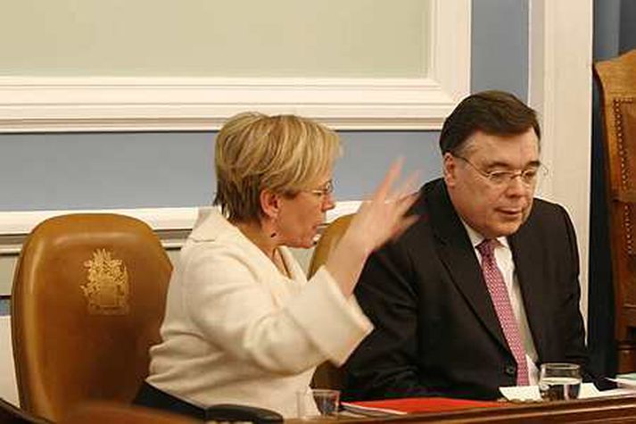 Sótt var að ríkisstjórninni á Alþingi í dag vegna framlags hennar til kjarasamninga og efnahagsmála.
