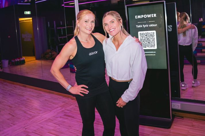 Annie Mist Þórsdóttir og Katrín Tanja Davíðsdóttir hafa báðar sigrað Crossfit-leikana og bjóða nú upp á æfingar og fræðslu fyrir mismunandi æviskeið kvenna.