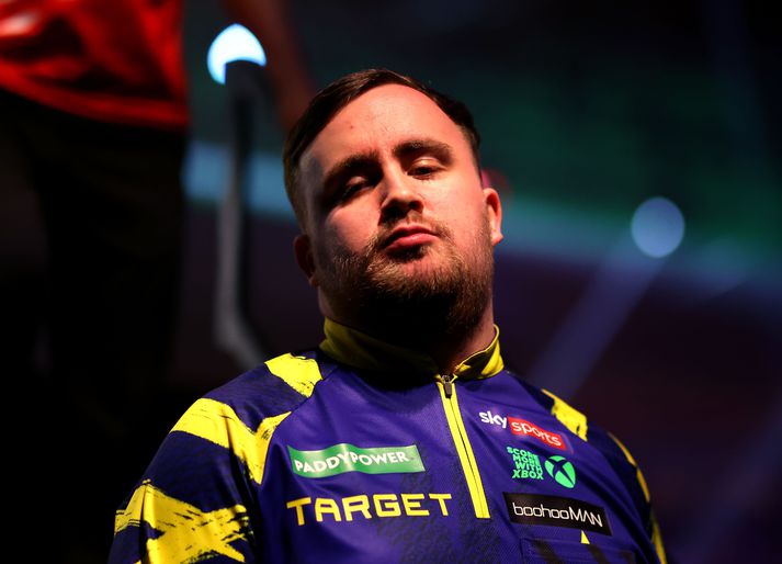 Luke Littler átti ekki í miklum vandræðum með að fara áfram í kvöld en getumunurinn var mikill á honum og andstæðingnum.