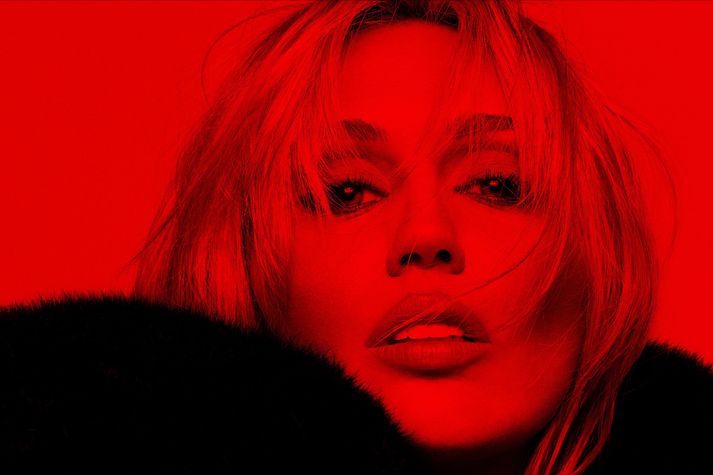 Miley Cyrus virðist búin að losa sig við eftirnafnið og gengur undir listamannsnafninu Miley.